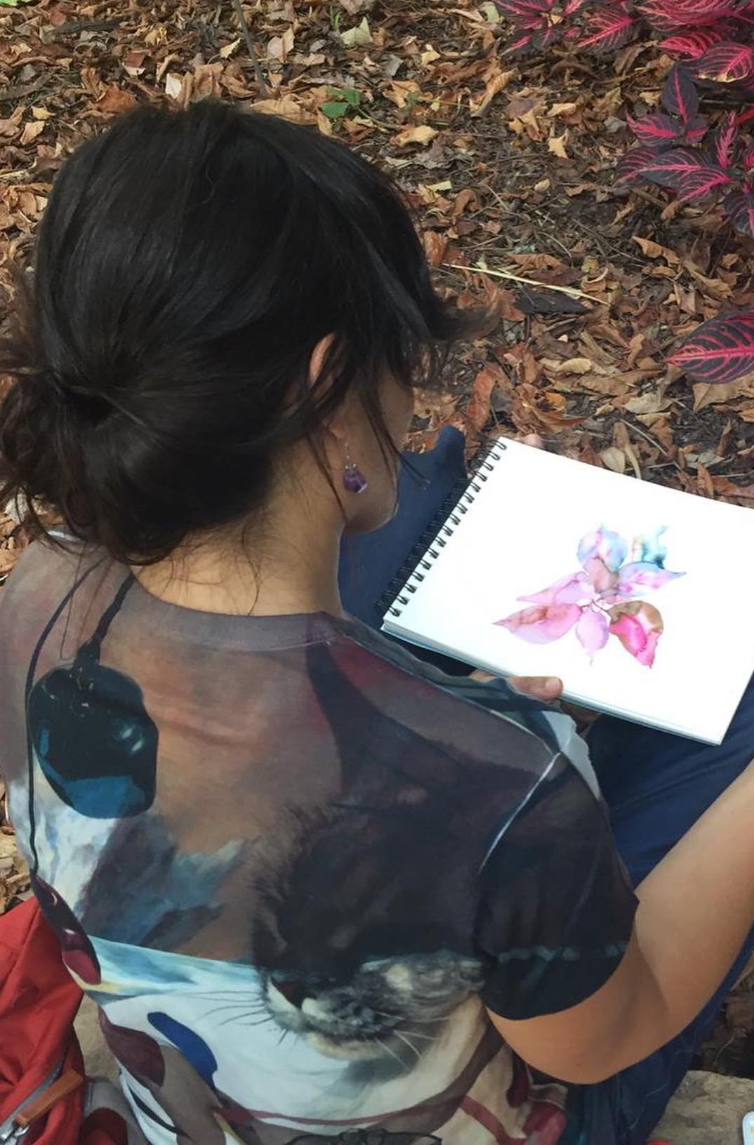 Mujer pintando con acuarela en un taller para grupos pequeños en Valencia