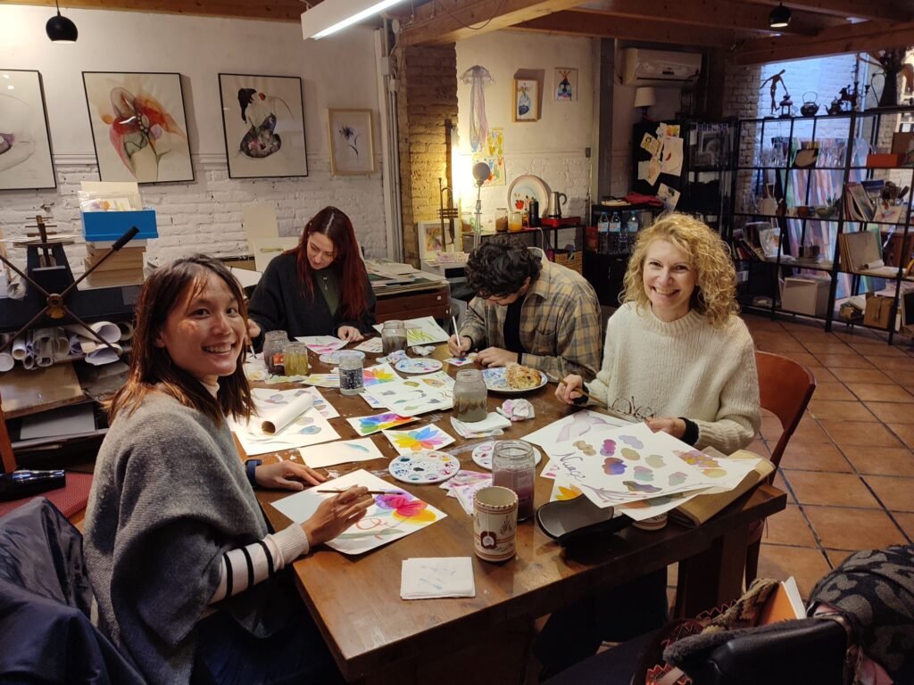 Talleres de acuarela en Valencia en Lalambik, estudio de arte en Russafa donde Carmen Ibarra guía a los alumnos en la práctica de la acuarela.